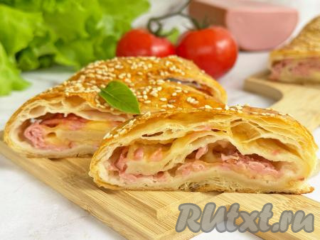 Рулет из слоёного теста с колбасой и сыром в духовке