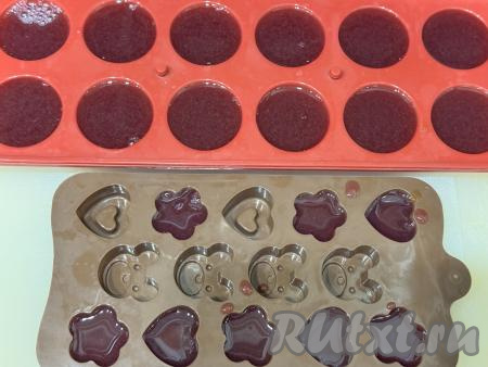 Убрать виноградную смесь с огня, разлить по силиконовым формам. Для того чтобы удобно было разливать виноградную смесь по формочкам, я вначале перелила смесь из сотейника в стакан с носиком, а затем уже разлила по силиконовым формочкам для конфет. Можно разлить и в одну силиконовую форму. Оставить мармелад остывать на кухонном столе при комнатной температуре на 30 минут.