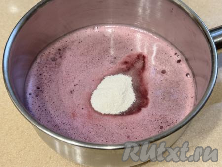 В смесь пюре и сахара всыпать агар-агар, перемешать.