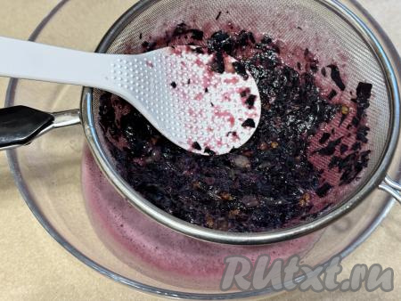 С помощью ложки перетереть виноградное пюре через сито. В результате в сите останутся практически сухие шкурки и, если они были, косточки винограда. А в миске будет процеженное однородное виноградное пюре (у меня получилось 290 грамм пюре).