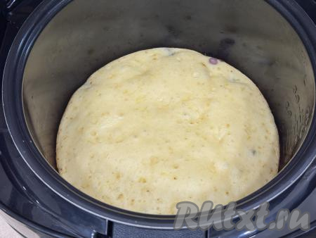 Пирог с виноградом выпекать на режиме мультиварки "Выпечка", время выпечки - 1 час. Для того чтобы проверить готовность, нужно проткнуть пирог сверху практически до дна сухой деревянной зубочисткой. Если после прокола на зубочистке не будет следов теста, значит пирог готов. Если же на зубочистке будут следы теста, тогда увеличьте время выпечки.&nbsp;