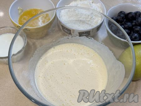 Взбить яйца с сахаром на максимальных оборотах&nbsp;миксера в течение 5 минут. Яичная масса в процессе взбивания увеличится в объёме и побелеет.