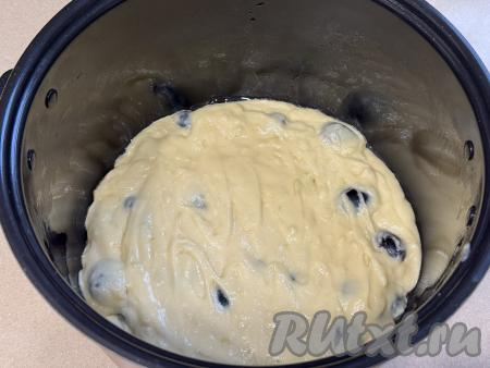 На дно чаши мультиварки выложить пергамент, смазать бока чаши сливочным маслом. Выложить тесто с виноградом в чашу мультиварки, разровнять. Крышку мультиварки закрыть.