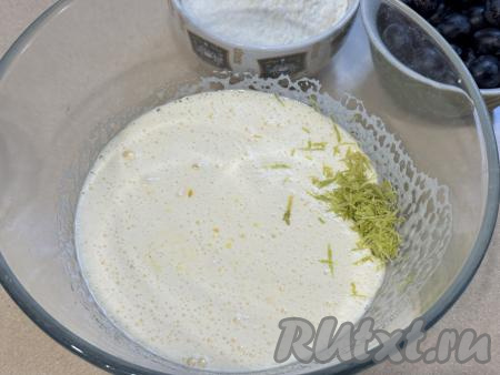 Сливочное масло растопить до жидкого состояния (я растопила в микроволновке), дать ему немного остыть (масло не должно быть горячим). Добавить в яичную массу растопленное масло, молоко, ванильный сахар и 1 чайную ложку цедры лимона, перемешать лопаткой до однородности. Чтобы снять цедру, хорошо вымойте лимон, можно даже ошпарить шкурку кипятком, и снимите 1 чайную ложку жёлтой цедры, не затрагивая, находящийся под цедрой белый слой.