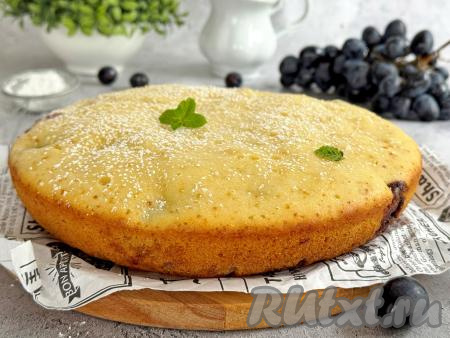 Готовый пирог с виноградом переложить из чаши мультиварки на тарелку, дать ему остыть. Сверху это выпечку, по желанию, можно немного присыпать&nbsp;сахарной пудрой. Подать к столу.