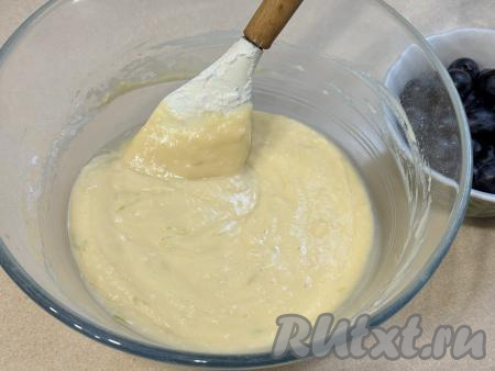 Затем подсыпать оставшуюся муку по столовой ложке и каждый раз полностью вмешивать её в тесто. Итоговое тесто для пирога должно получиться однородным, в меру густым, напоминающим сметану средней жирности. Как только добились требуемой густоты теста, после этого не добавляйте больше муку. Муки может потребоваться чуть больше или чуть меньше, чем указано в ингредиентах, главное - ориентируйтесь на густоту теста в процессе замеса.