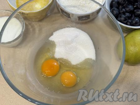 В объёмную миску, в которой будет удобно взбивать миксером, нужно всыпать сахар, добавить яйца.