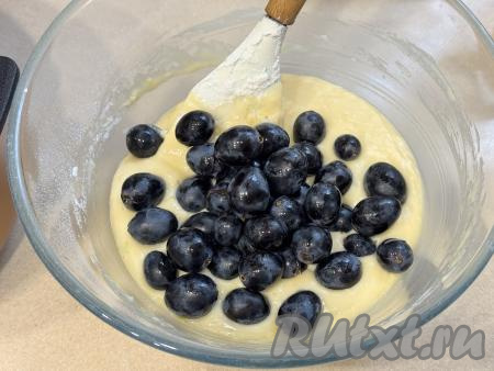 Виноград очистить от веточек, промыть водой, дать немного обсохнуть. Лучше брать виноград без косточек, его можно добавлять в тесто целиком. Если у вас виноград с косточками, тогда разрежьте каждую виноградинку вдоль на две части, удалите косточки. Добавить подготовленный виноград в тесто, перемешать, равномерно распределяя его по тесту.