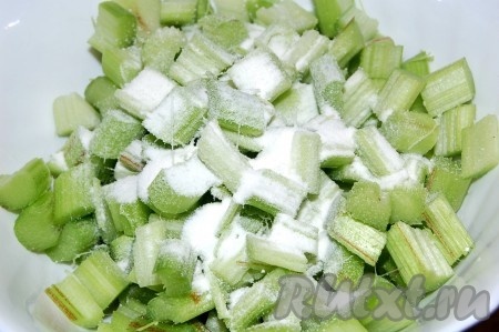 Ревень очистить от внешних волокон, нарезать на небольшие кусочки. Добавить крахмал, перемешать и начинка для пирожных готова.
