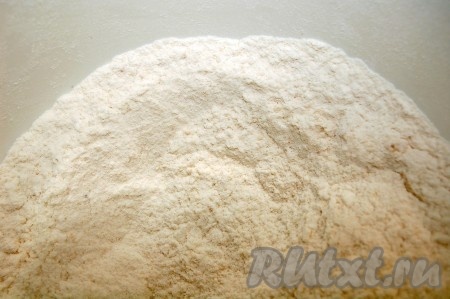 Для замешивания теста в одной миске соединить муку, соль, разрыхлитель, ваниль, перемешать мучную смесь.
