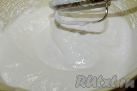 Взбить белки миксером до мягких пиков, постепенно добавляя сахар.

