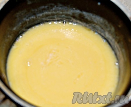 Дать маслу полностью растопиться в молоке. Дать остыть молочно-масляной смеси до тёплого состояния (примерно, до градусов 40).
