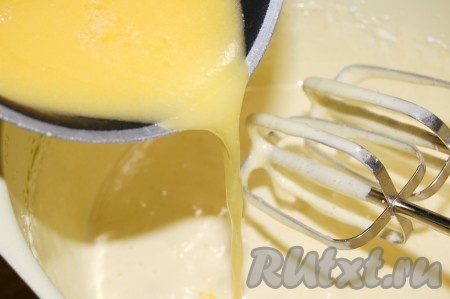 Теперь в яичную смесь добавлять постепенно мучную смесь с молочно-масляной.
