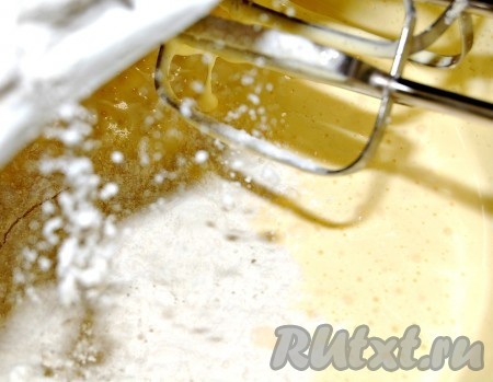 Каждый раз, перемешивая миксером до однородности.
