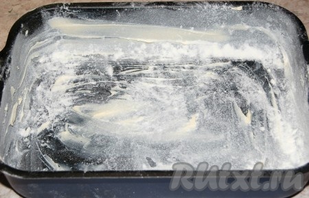 Форму для выпечки среднего размера смазать сливочным&nbsp; маслом и обсыпать мукой. Излишки муки стряхнуть.
