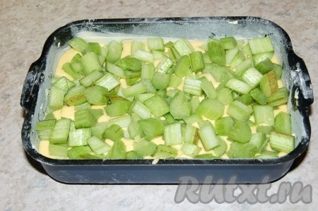 Выложить равномерно начинку из ревеня на тесто и отправить форму в заранее нагретую до 175-180 градусов духовку на 30-35 минут.
