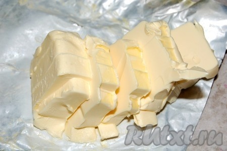 Сливочное масло разрезать на кубики.
