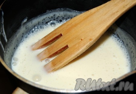 Нагреть смесь, помешивая, на среднем огне до полного растворения сахара.
