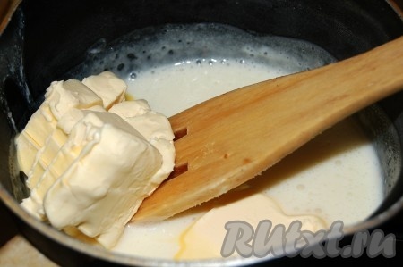 Добавить масло в сливки и перемешивать до полного растворения масла.
