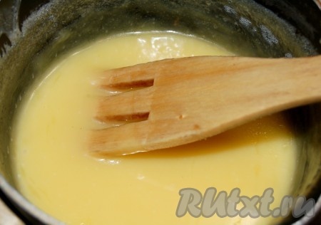 Довести до кипения, уменьшить огонёк до минимума и уваривать, помешивая, до густой массы, снять с огня.
