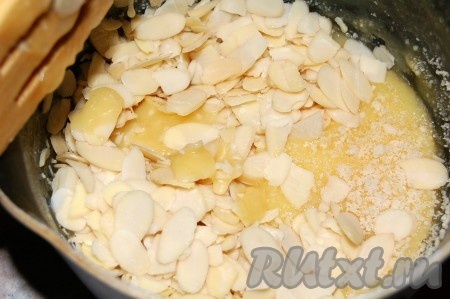 Затем добавить миндальные пластинки, перемешать и помадка для покрытия пирожных с ревенем готова.
