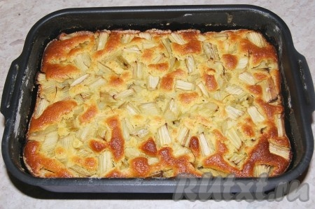 Затем вытащить форму из духовки, дать полностью остыть пирогу.
