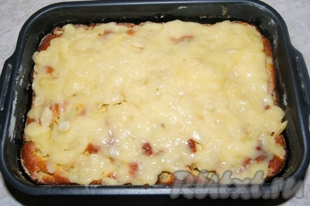 Покрыть остывший пирог помадкой и отправить в духовку под гриль на 1-2 минуты (выпекать до золотистого цвета помадки и миндальных пластинок).