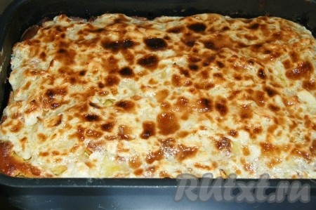 Покрыть остывший пирог помадкой и отправить в духовку под гриль на 1-2 минуты (выпекать до золотистого цвета помадки и миндальных пластинок).