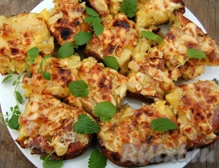 Разрезать пирог на квадраты и вкуснейшие пирожные с ревенем готовы.
