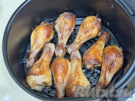 Затем уменьшить температуру до 150 градусов и готовить ещё 20 минут.