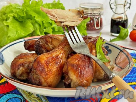 Переложить готовые куриные голени из чаши аэрогриля на тарелку и подать к столу в горячем виде, дополнив любимым гарниром.&nbsp;Благодаря соевому соусу, ножки в процессе запекания покрылись аппетитной румяной корочкой, а внутри - сочная, нежная мякоть.