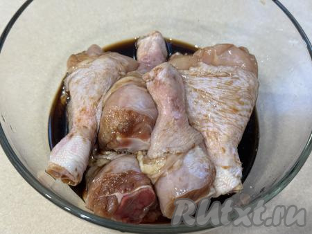 Выложить куриные ножки в миску, влить соевый соус.