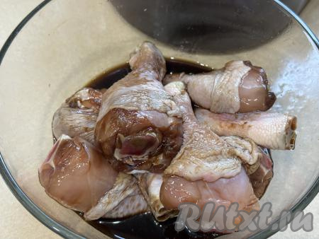 Перемешать, покрывая ножки соевым соусом со всех сторон, оставить мариноваться при комнатной температуре минимум на 30 минут. За это время нужно будет 2-3 раза перемешать голени, чтобы мясо равномерно промариновалось со всех сторон (можно оставить мариноваться и на более длительное время, но тогда нужно миску с кусочками курицы накрыть крышкой и поставить в холодильник). Солить куриные ножки не нужно, потому что соевый соус достаточно солёный.