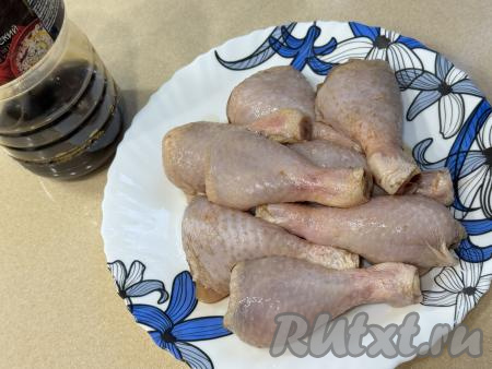 Подготовить продукты для приготовления куриных ножек в соевом соусе в аэрогриле. Куриные ножки промыть водой, обсушить.