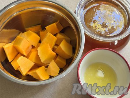 Сливочное масло растопить (я растопила в микроволновке), дать немного остыть. Нарезанную тыкву выложить в миску.