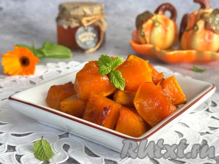 ​​​​​​​Аппетитные, ароматные, очень вкусные кусочки тыквы, запечённые с мёдом, достать из чаши аэрогриля, выложить на тарелку, дать немного остыть и подать к столу в качестве десерта или в качестве дополнения, например, к кашам или творогу.