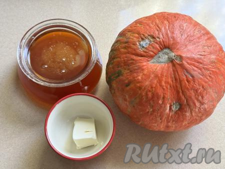 Подготовить продукты для приготовления тыквы с мёдом в аэрогриле. Мёд лучше брать жидкий. Если мёд засахарился, его можно прогреть на водяной бане.