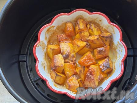 Закрыть крышку аэрогриля, запекать тыкву при 200 градусах 25 минут (кусочки тыквы должны стать достаточно мягкими, легко прокалываться вилкой). Если по прошествии 25 минут тыква осталась твердоватой (многое зависит от сорта тыквы), тогда увеличьте время запекания ещё на 5-10 минут.