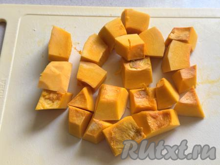250 грамм тыквы, предварительно очищенной от кожуры, волокон и семечек, нарезать на кубики с размером стороны примерно 1,5 сантиметра.