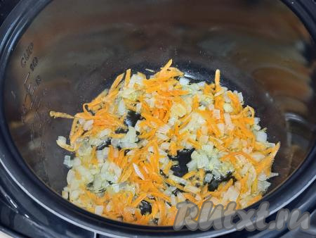 Обжарить овощи, иногда помешивая, в течение 7 минут (до мягкости моркови).&nbsp;