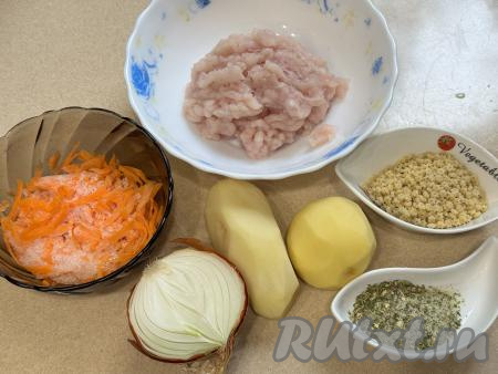 Подготовить продукты для приготовления супа с куриными фрикадельками в мультиварке. Куриное филе промыть водой, обсушить, пропустить через мясорубку в глубокую тарелку, посолить получившийся фарш, хорошо перемешать. Для этого блюда можно взять и покупной куриный фарш, его тоже нужно будет посолить. Картошку, лук и морковь очистить. Картофель залить полностью водой и оставить на время, пока будем заниматься обжариванием других овощей.&nbsp;