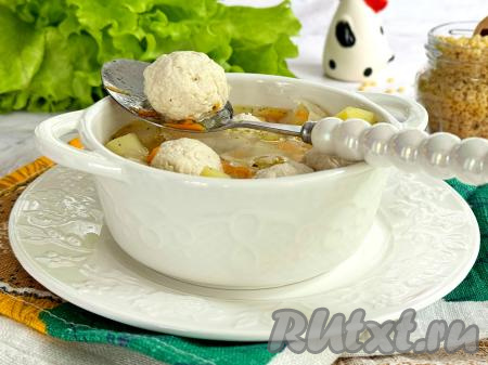 А затем вкусный, аппетитный, сытный суп с нежными куриными фрикадельками разлить из чаши мультиварки по тарелкам и сразу подать к столу.