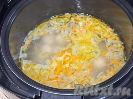 После звукового сигнала добавить в чашу мультиварки куриные фрикадельки, выставить режим "Суп" на 15 минут. Крышку мультиварки закрыть.