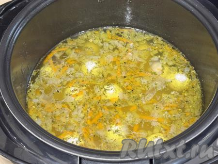 После звукового сигнала дать первому блюду настояться в закрытой мультиварке в течение минут 10.&nbsp;