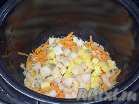 К овощам, обжаренным до мягкости, добавить картошку, нарезанную на средние кубики.