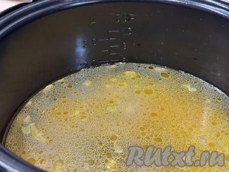 Влить в чашу воду до отметки 2 литра. Выставить режим "Суп" на 20 минут, крышку мультиварки закрыть.