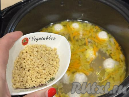 После звукового сигнала мультиварки добавить в суп соль и специи по вкусу, по желанию, всыпать макароны. Установить режим "Суп" на 5-7 минут - время варки, которое нужно установить, зависит от времени варки макаронных изделий, которые вы используете (точное время варки смотрите на упаковке макарон, мои макаронные изделия варились 5 минут, именно это время я и установила). Если не будете добавлять макароны, тогда установится режим "Суп" на 5 минут. Готовить под закрытой крышкой мультиварки.