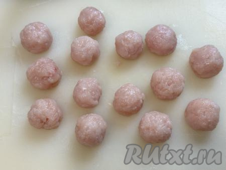 Пока варится картошка в мультиварке, сформировать из куриного фарша шарики размером с небольшой грецкий орех (у меня получились 14 фрикаделек).&nbsp;