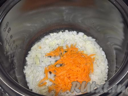 К обжаренному луку выложить морковку, натёртую на крупной тёрке, перемешать.&nbsp;