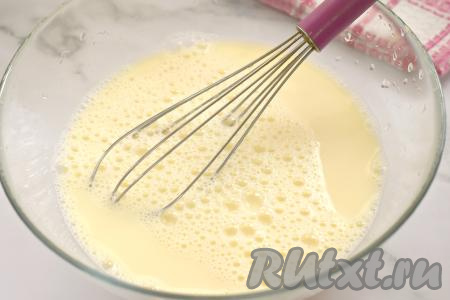 Молоко подогреваем до комнатной температуры (я подогрела молоко на плите, можно подогреть в микроволновке). В миску со взбитыми яйцами вливаем молоко комнатной температуры, перемешиваем венчиком.